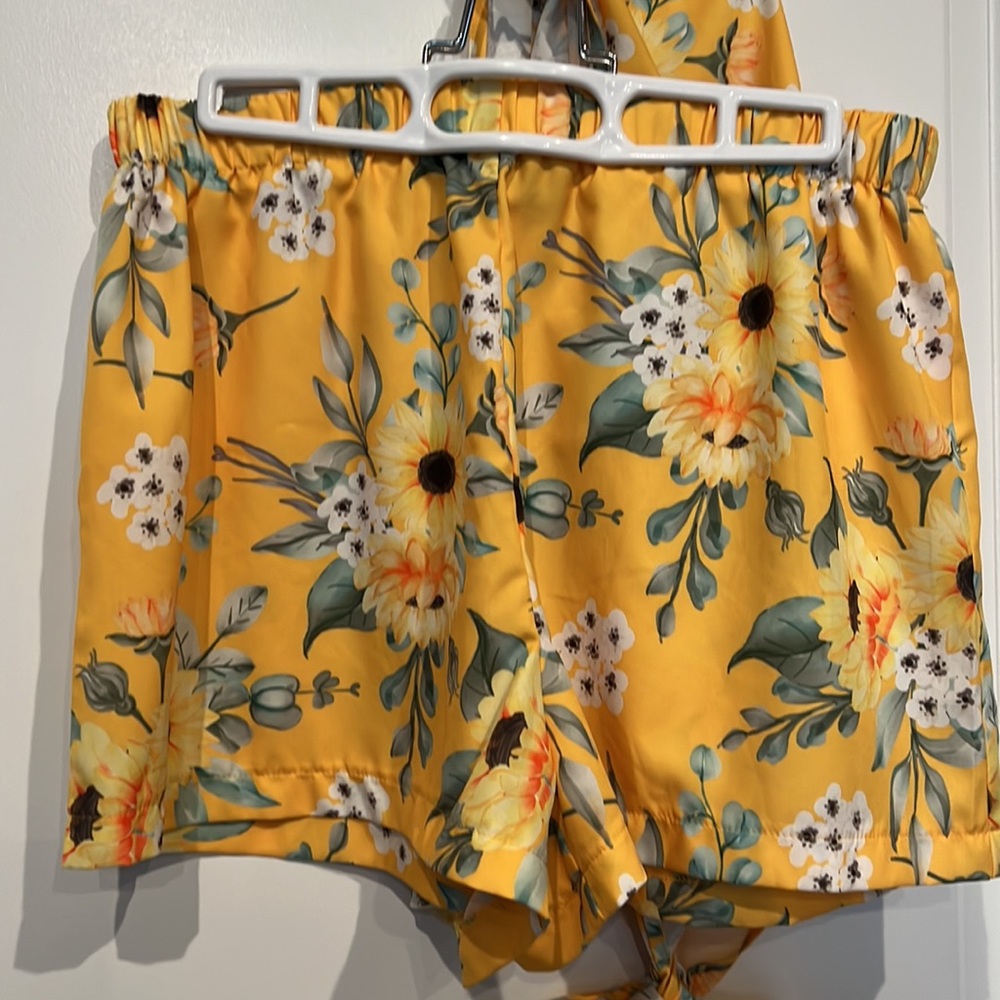 Sz L 2-piece Floral shorts/tie back halter top set - Picture 6 of 13